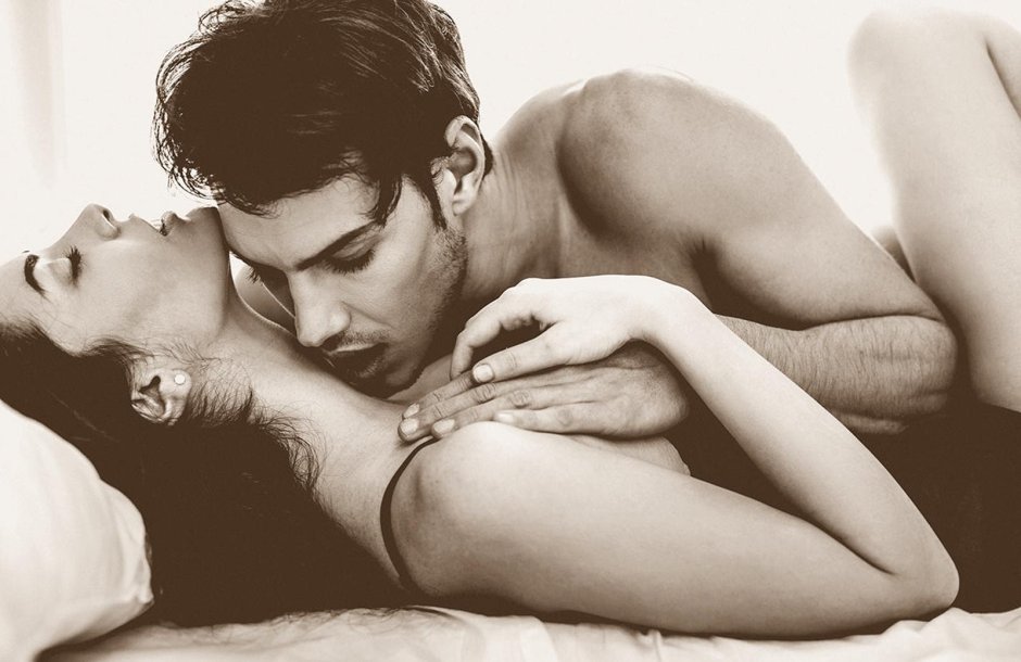 Kiss with the tongue of GIF