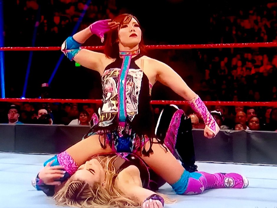 Sasha Banks kiss