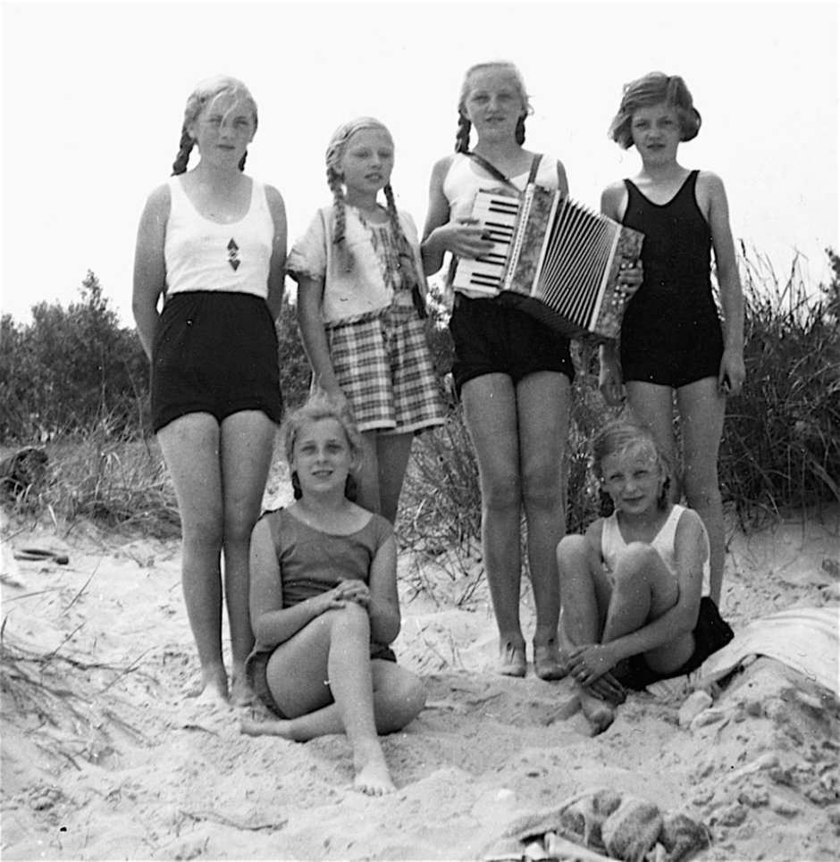 Young nudists retro