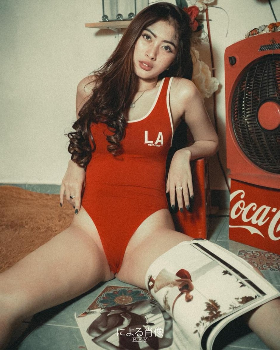 Wanita SMP Indonesia Main Dildo Dikolam Renang