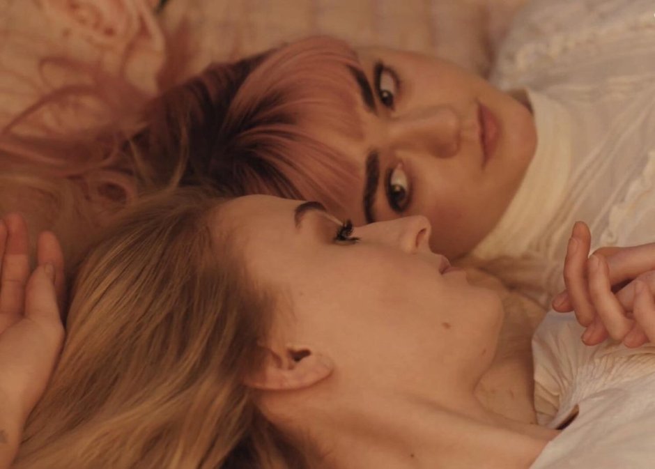 Sophie Turner and Macy Williams kiss