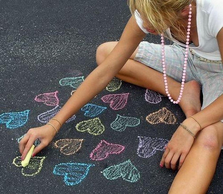 The girl draws chalk