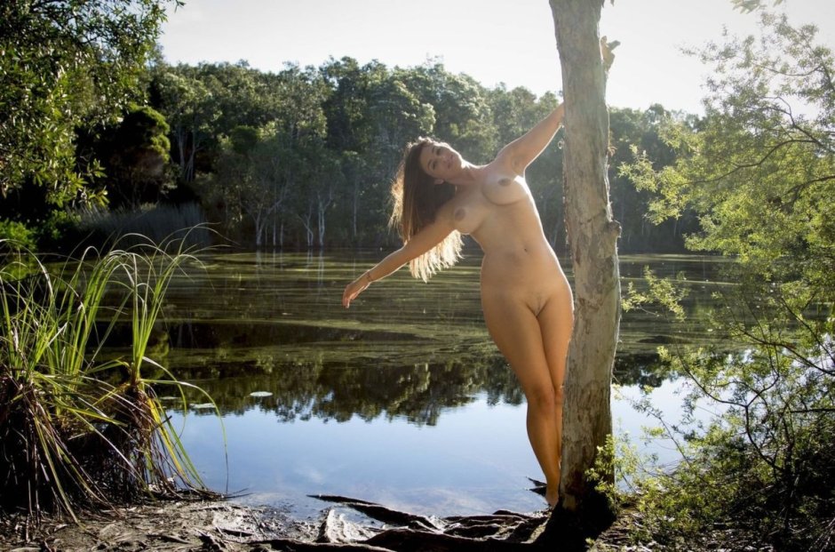 Private nude photo shoots of the leg by the reservoir