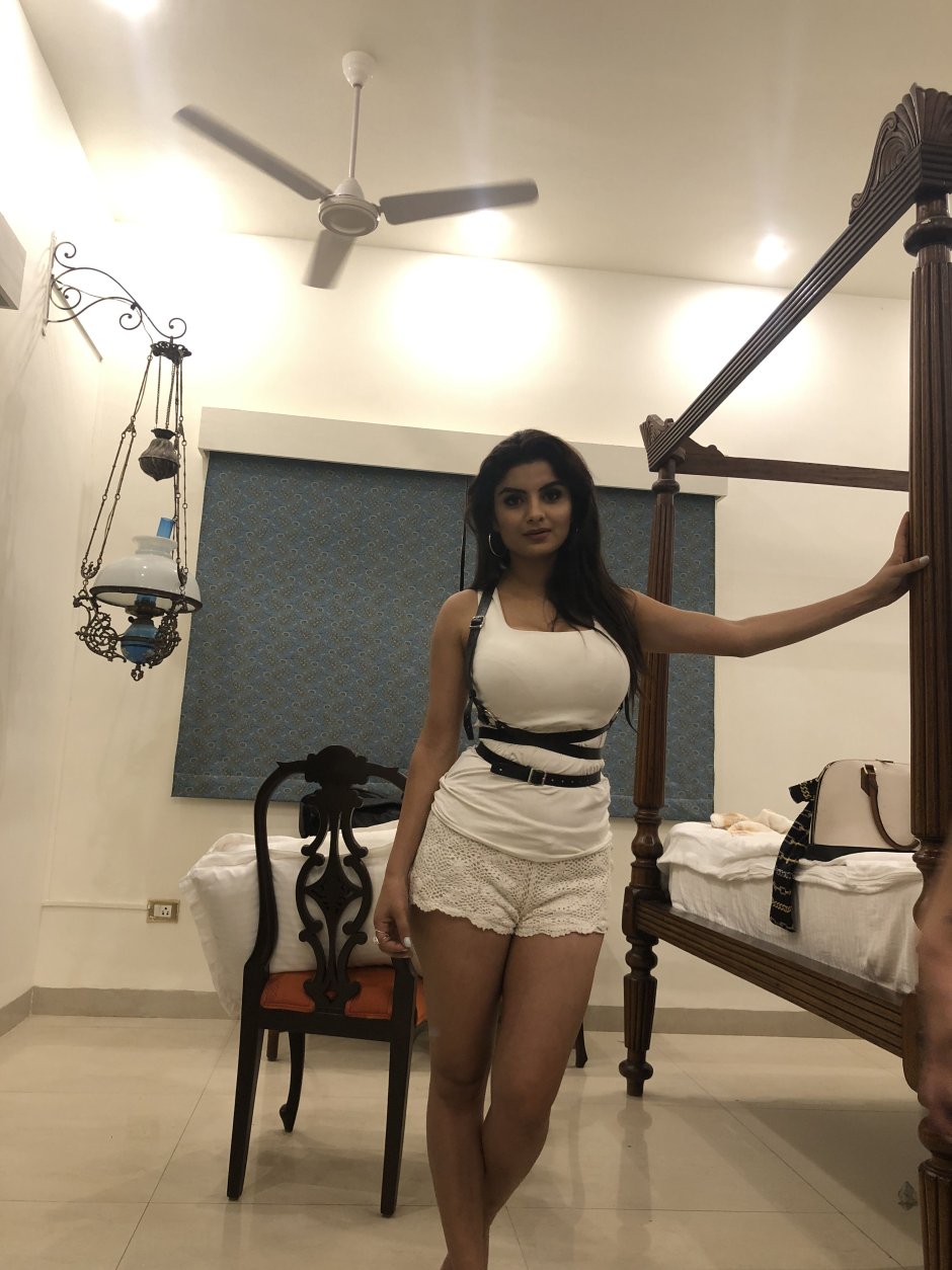 Anveshi Jain Kiss Flora