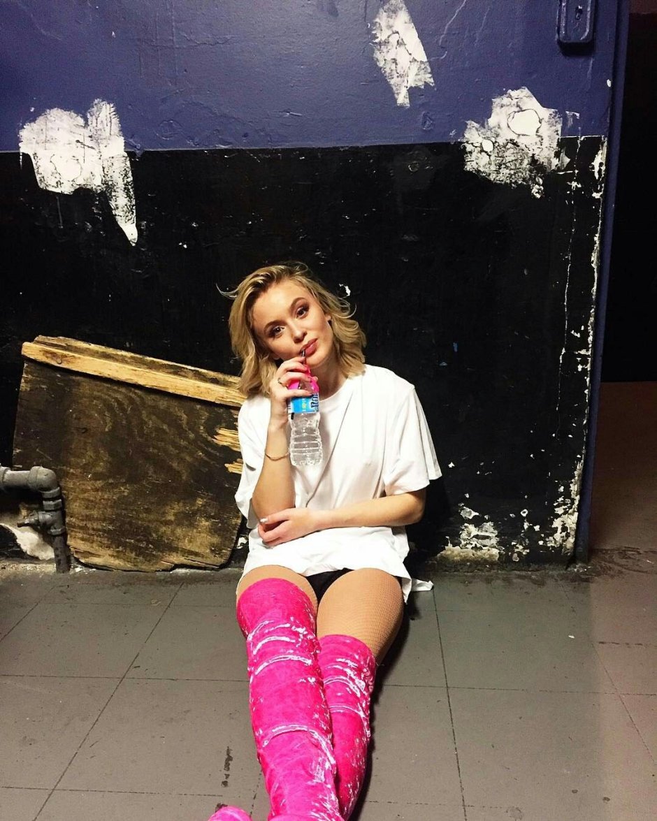 Zara Larsson photo legs