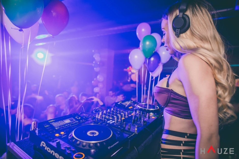 DJ Blonde is naked