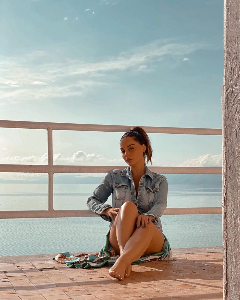 Varda Martirosyan legs