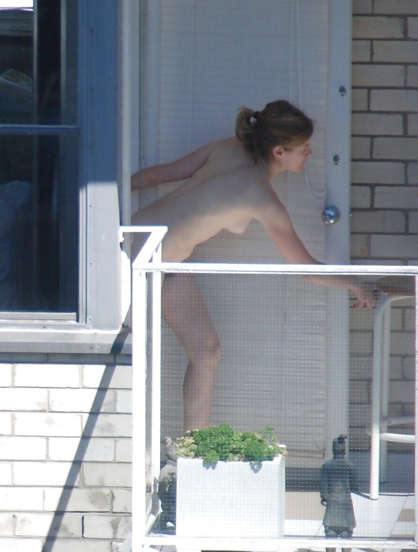 Peeping behind the girls on the street