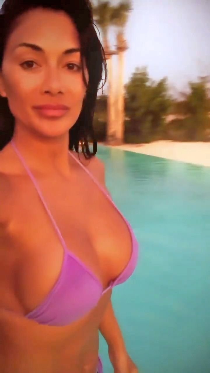 Nicole Sherzinger is naked
