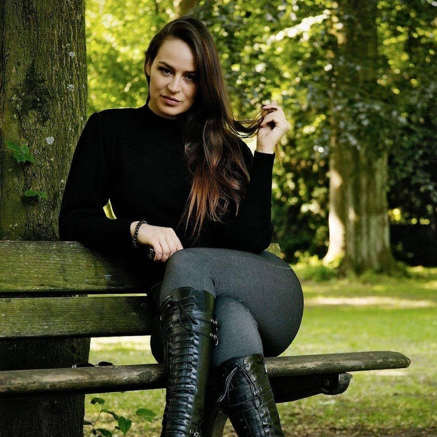 Lady Iveta Foot