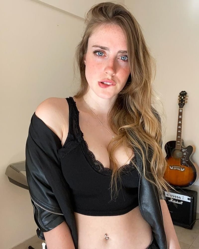 Magui Ansuz in underwear