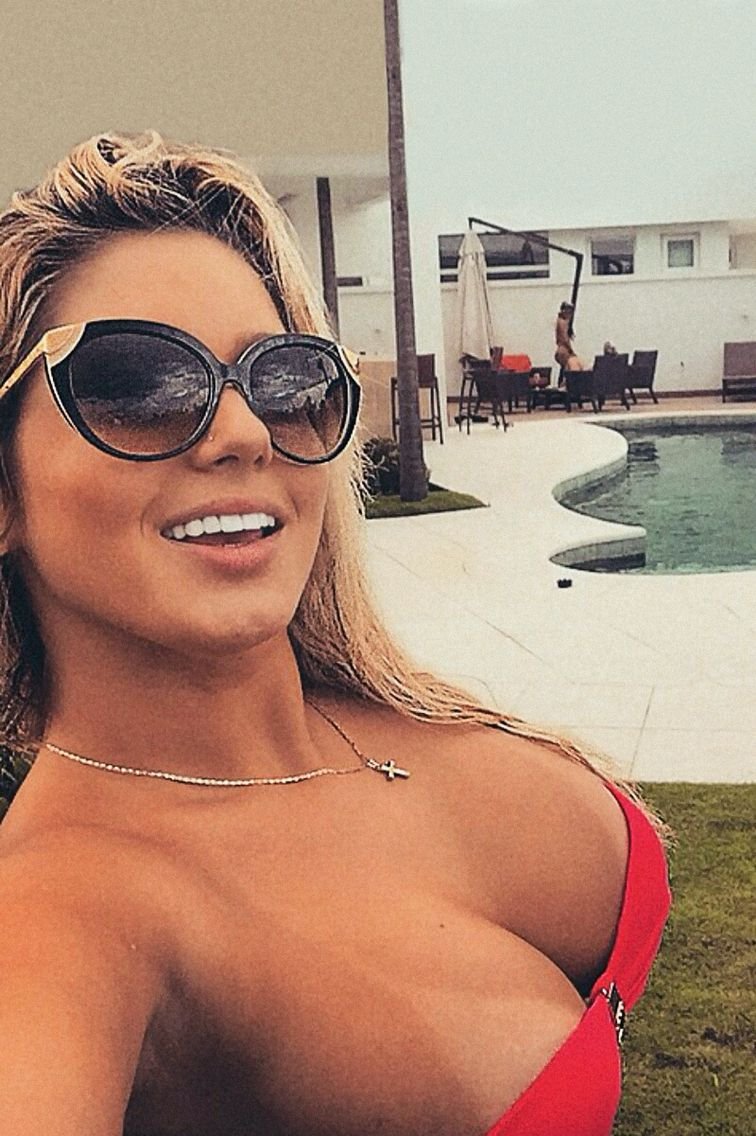 Selfies women on the beach