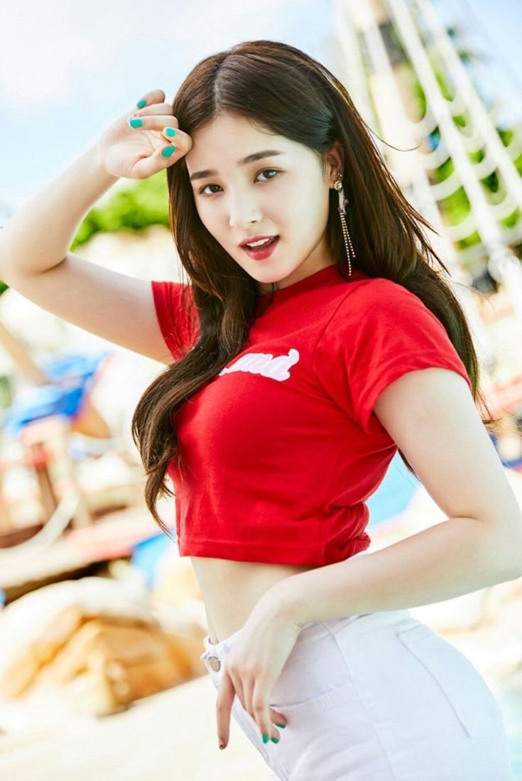 Nancy Momoland legs