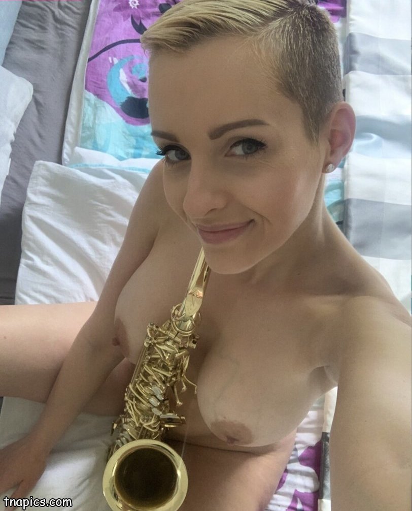 Naked anike ekina