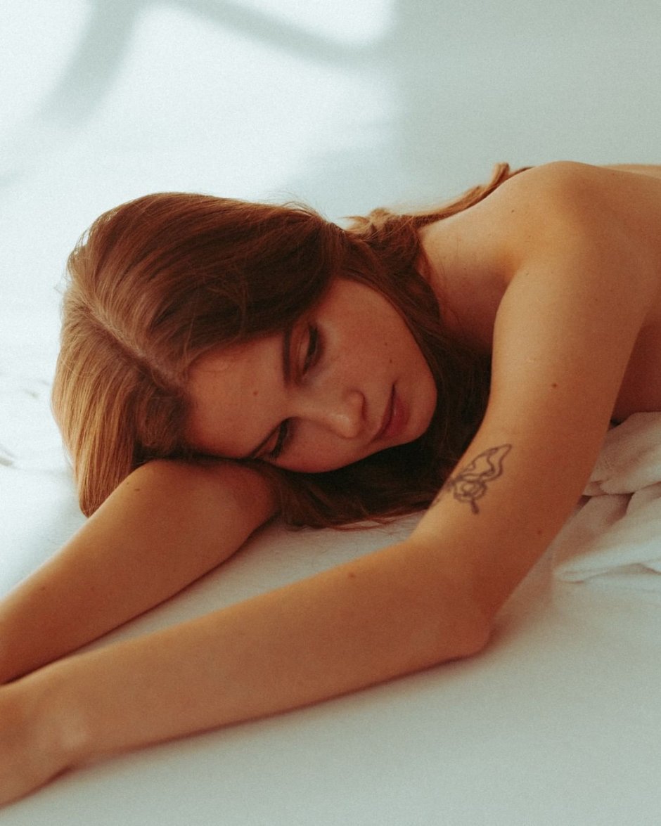 Taylor Jay shows boobs