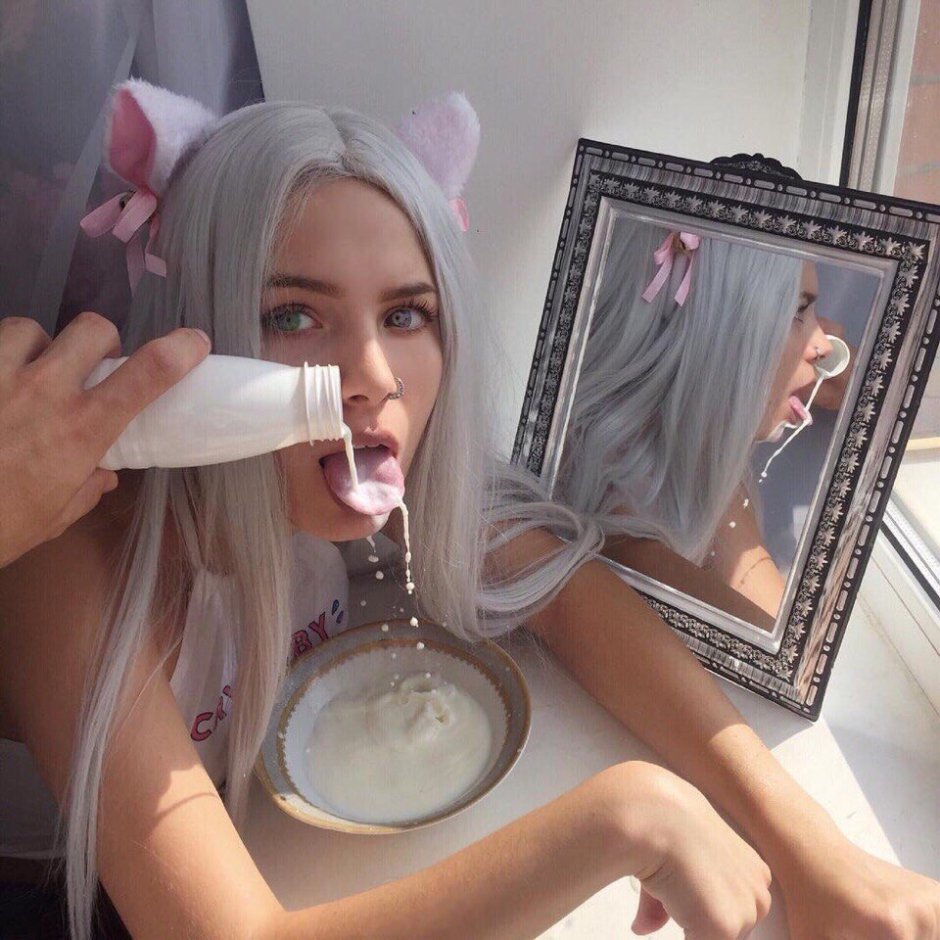 Streamer of plums