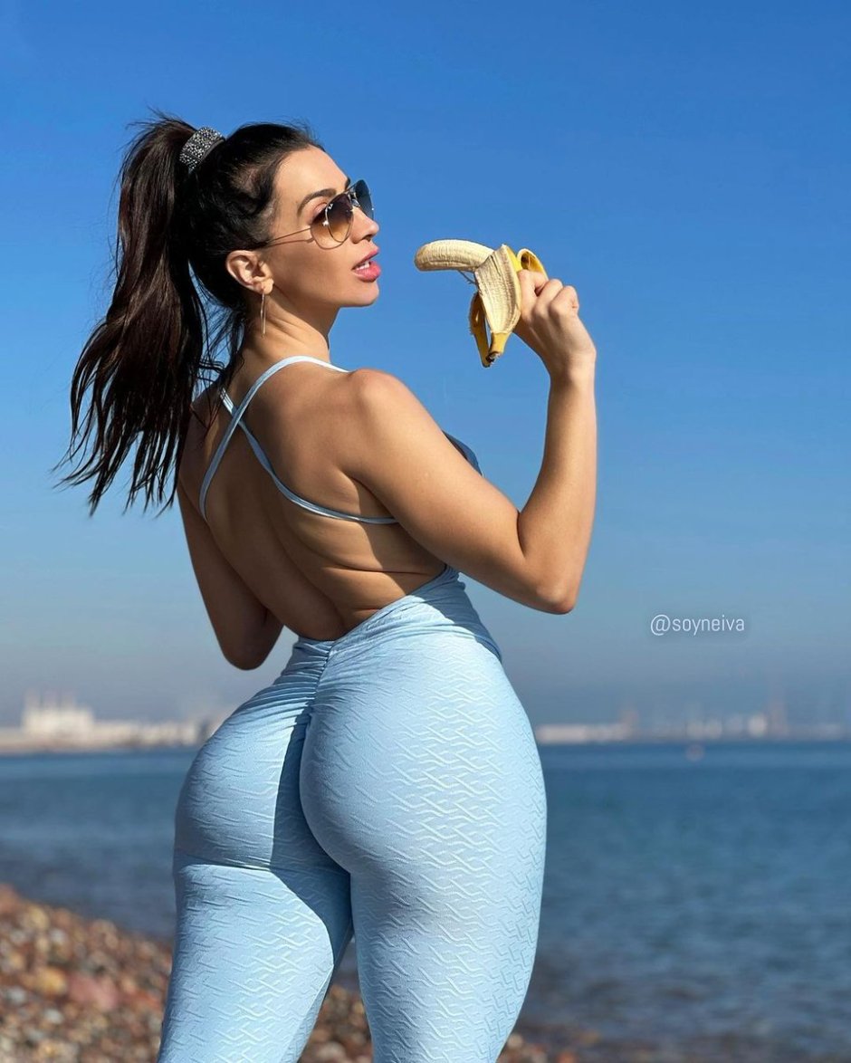 Jada Stevens in jeans