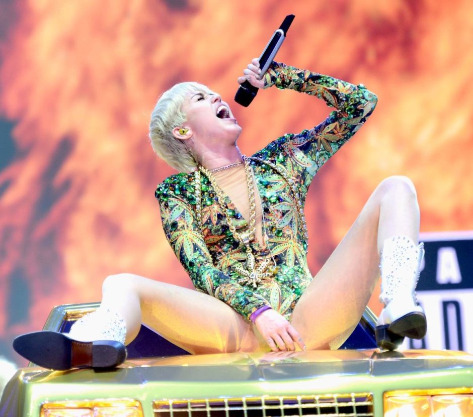 Miley Cyrus spread