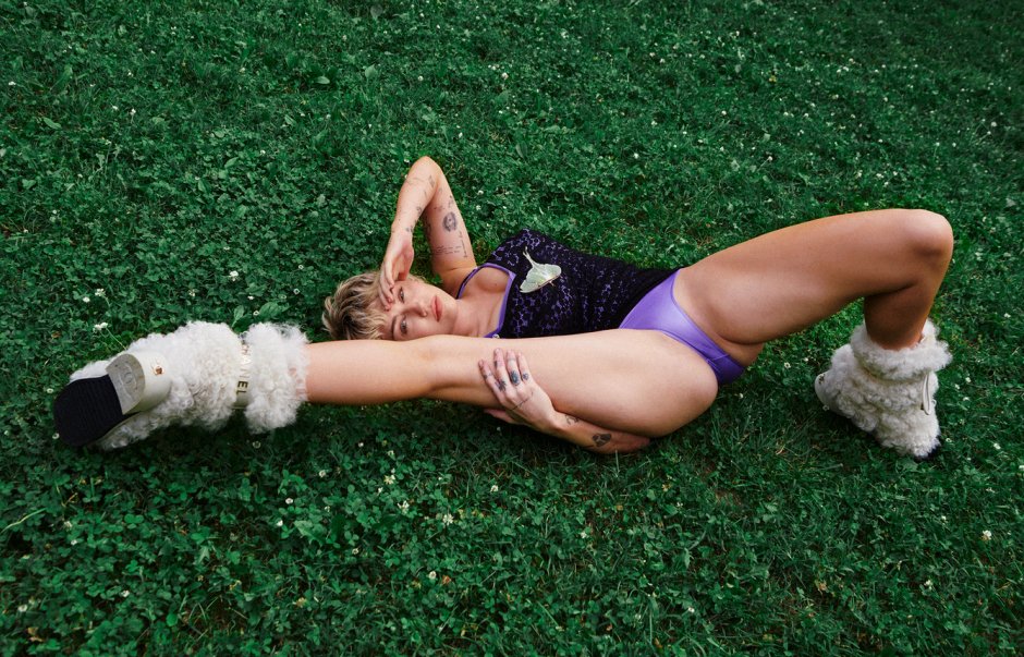 Miley Cyrus Legs 2021