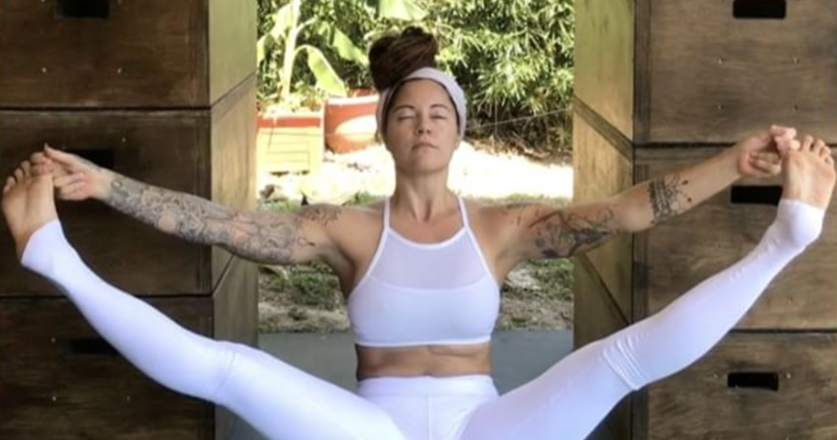 Jordan Carver is engaged in yoga naked
