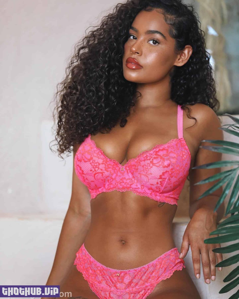Malaika Arra in the underwear of selfie