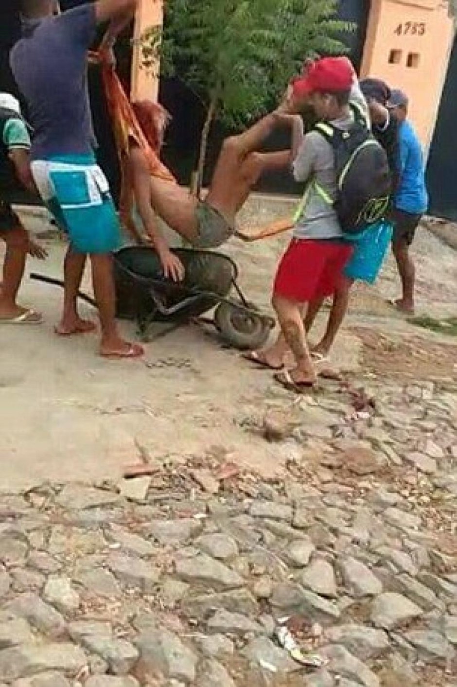A beautiful girl was fucked in a gateway