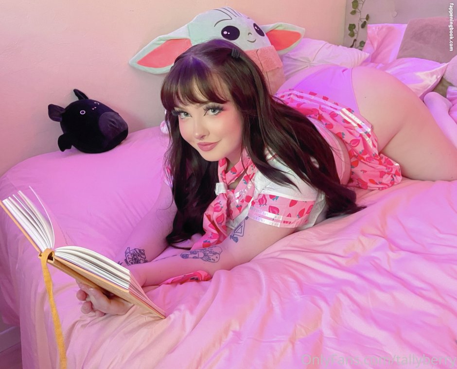 Helly Berry without panties