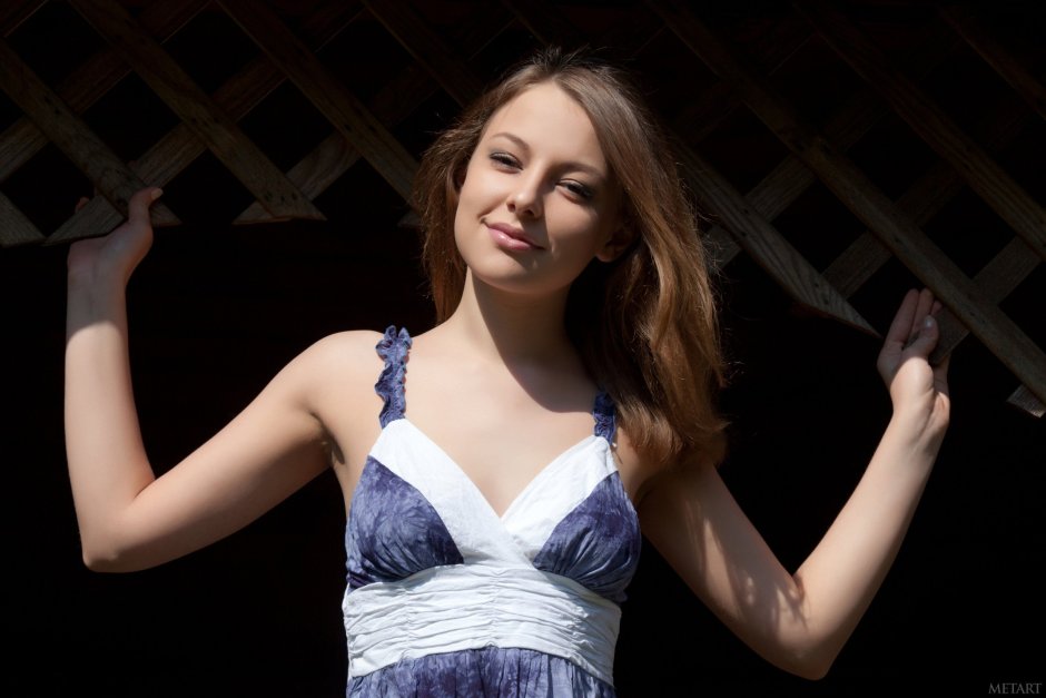 Model nikia.a in linen