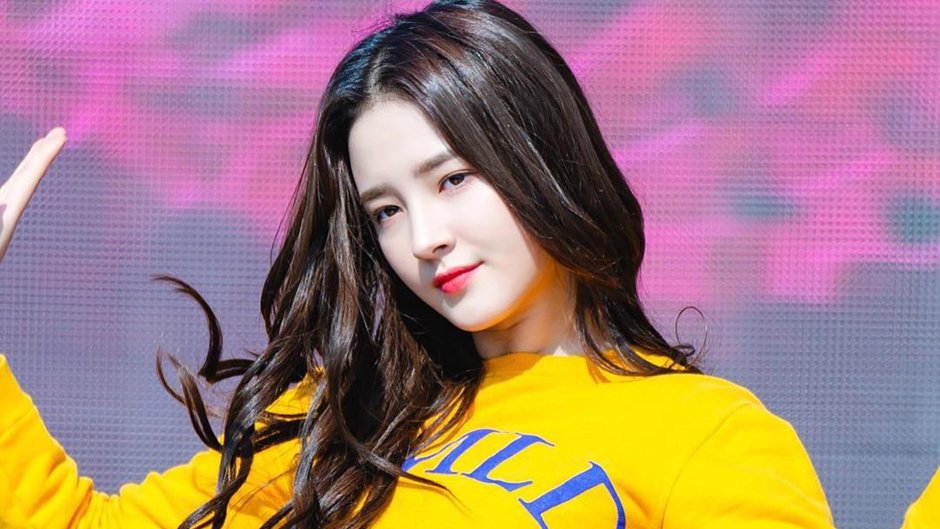 Nancy Momoland legs