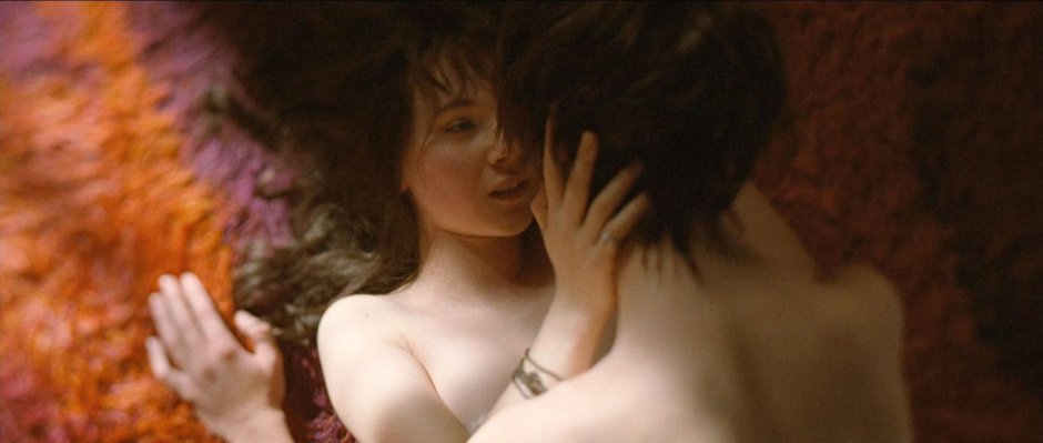 Linda Cardellini is naked