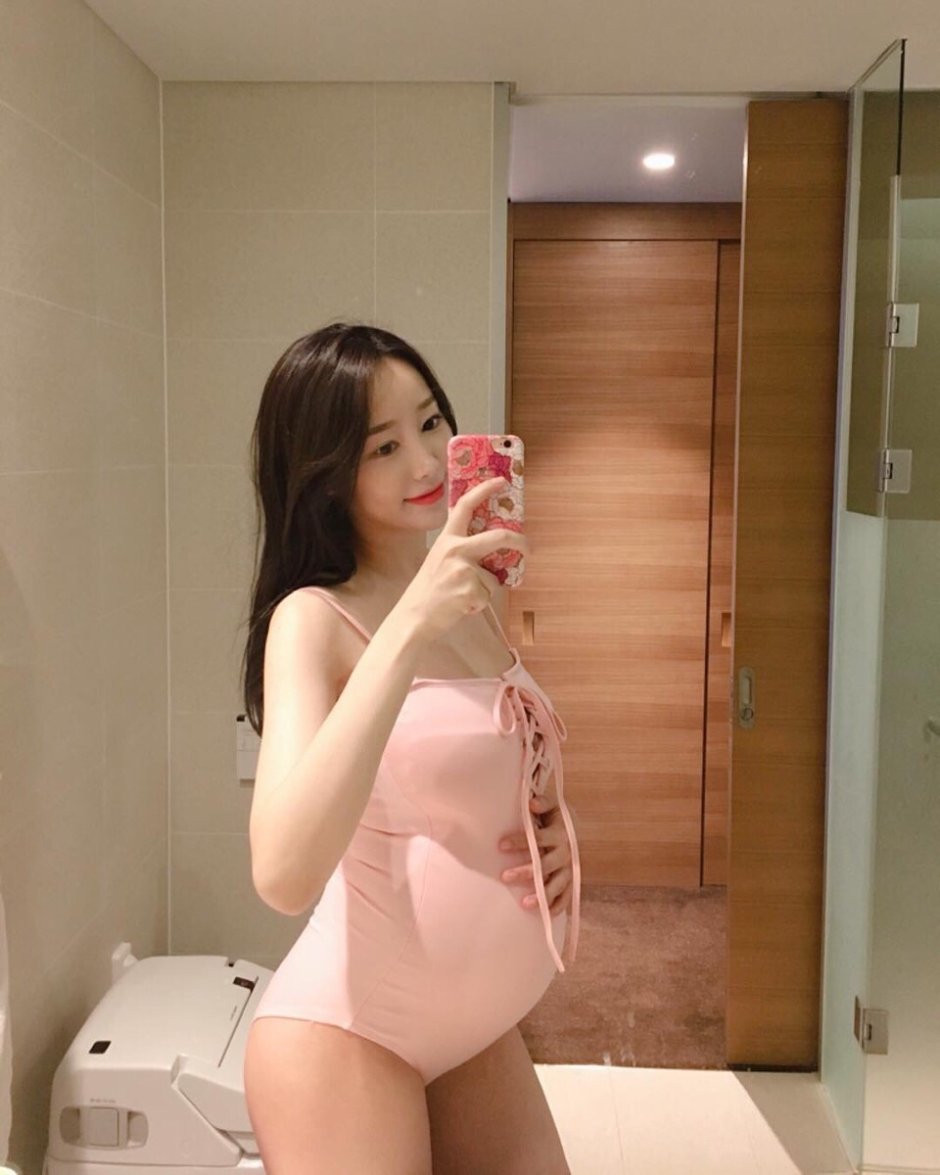 Korean girls pregnant selfies