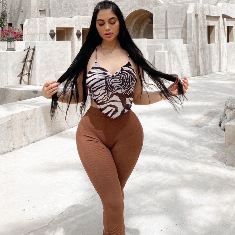Completely naked Jailyne ojeda