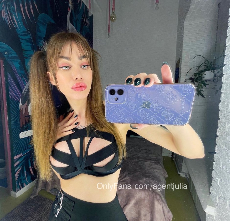 Julia Abrams fashion model