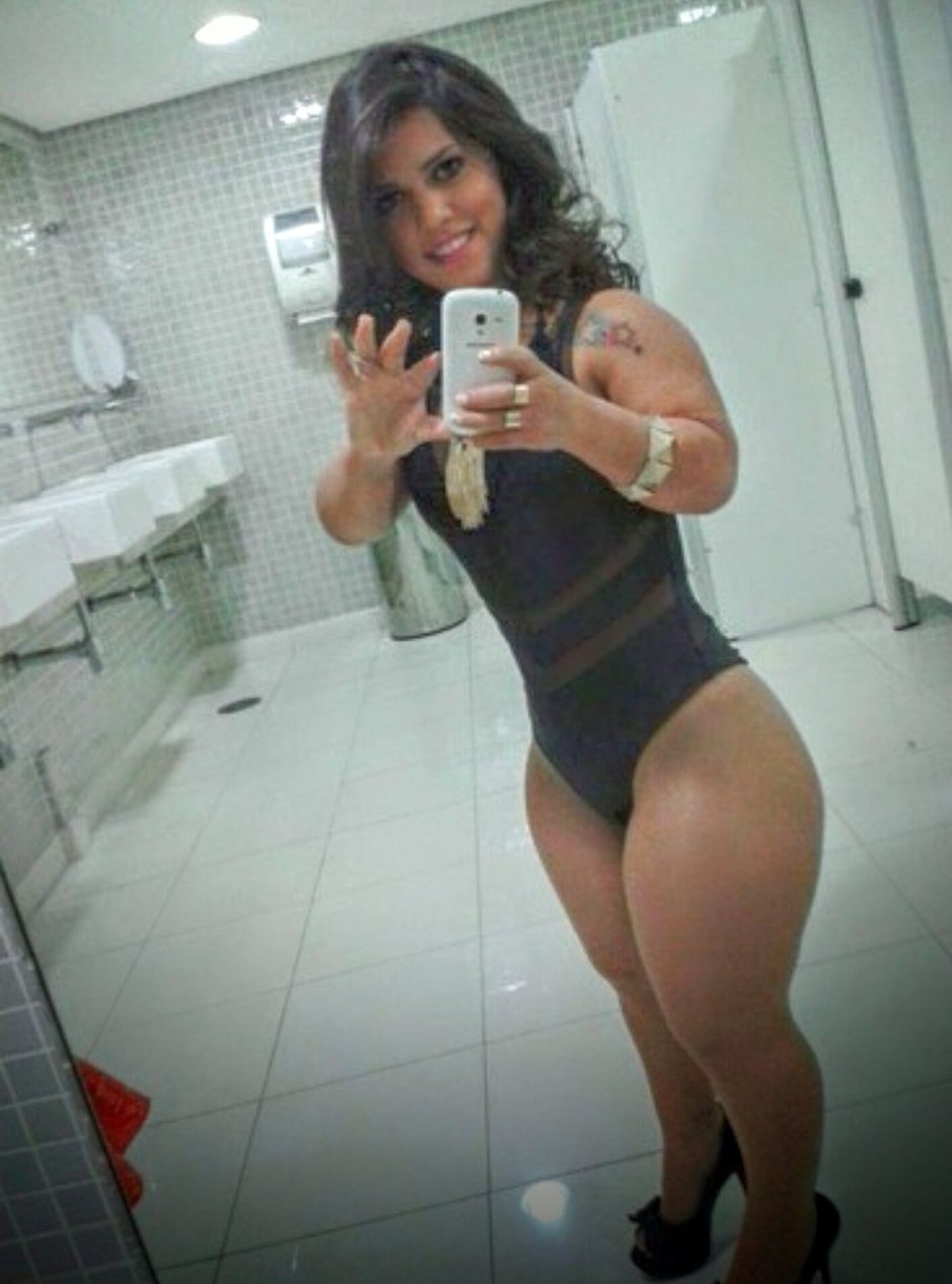 Karina Lemos dwarf