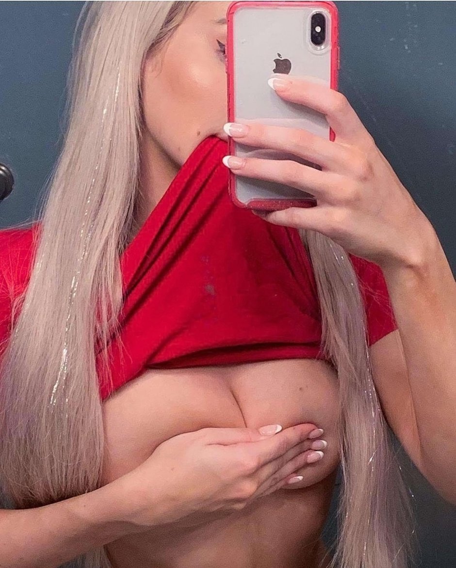 Molly Eskam chest naked
