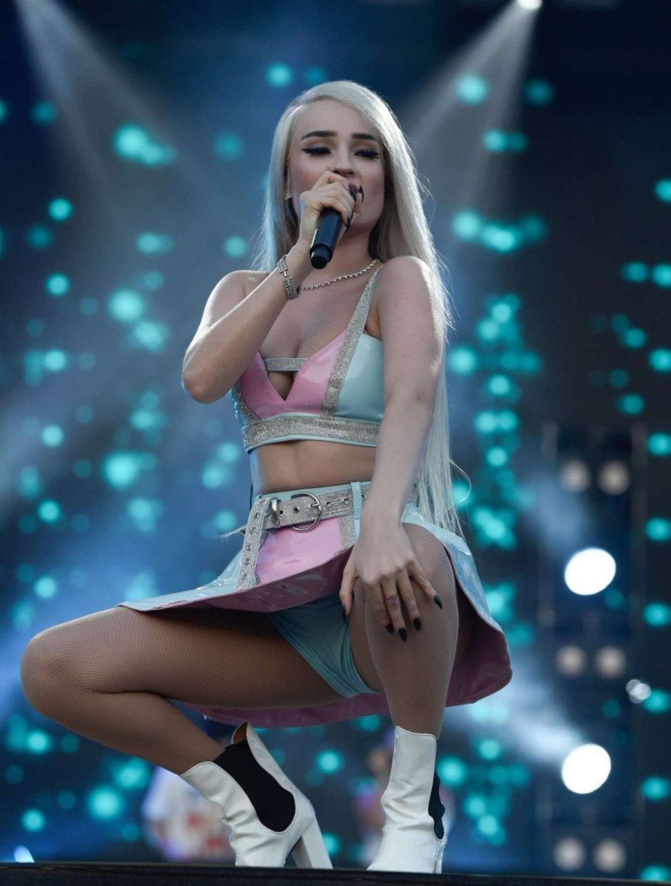 Kim Petras in Pantyhose