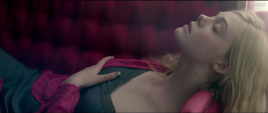 Actress El Fanning Nude