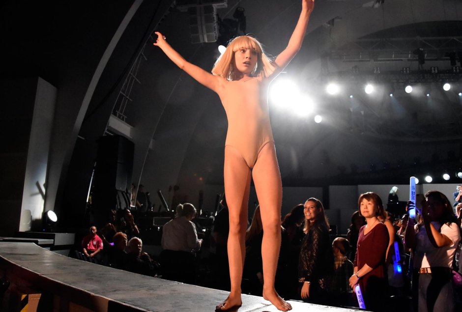 Stars undress on stage