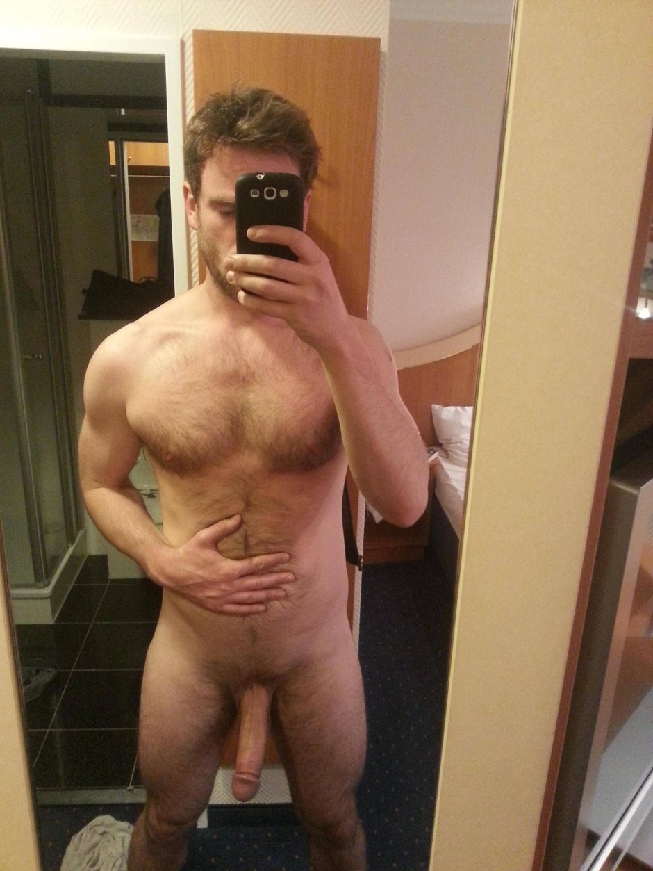 Hairy Guy nu selfie