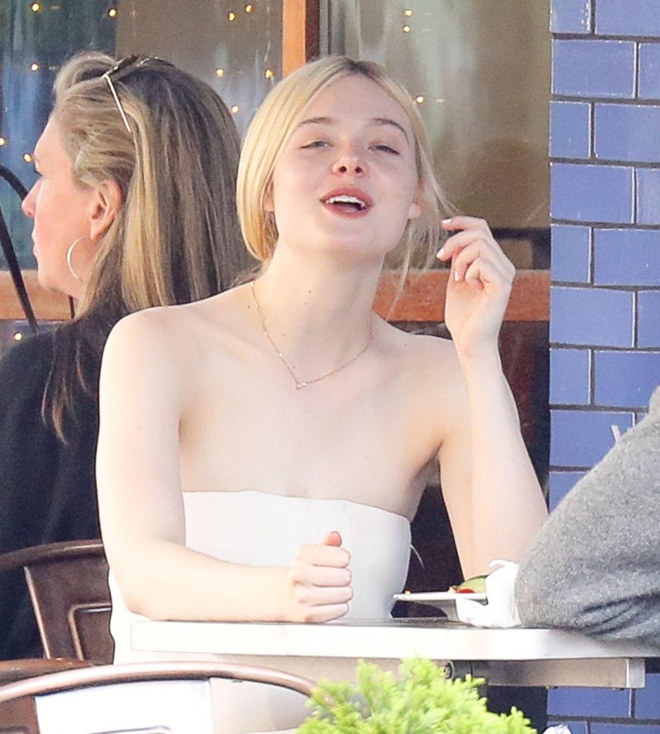 El Fanning in bed