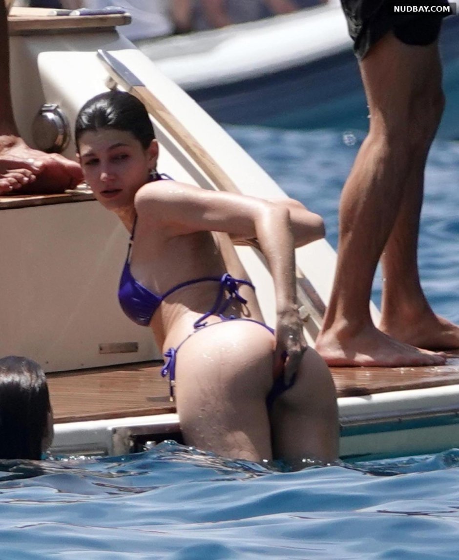 Ursula Korbero Toples