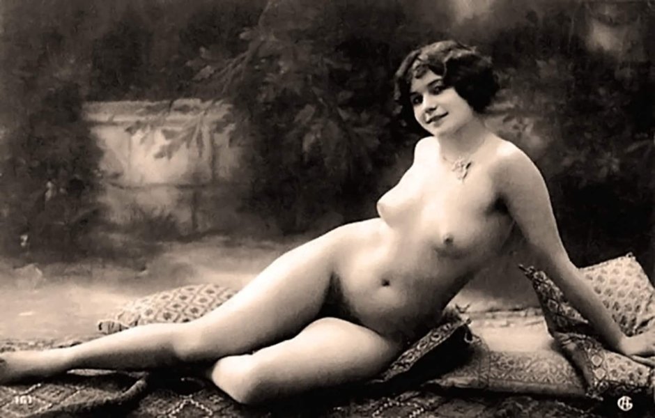 Retro naked French women