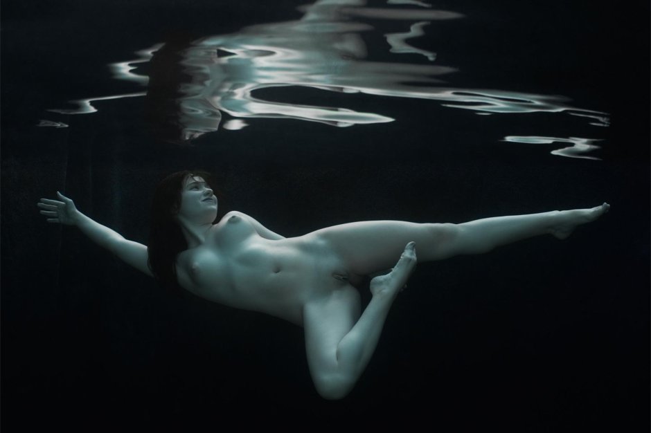 Underwater shooting nude