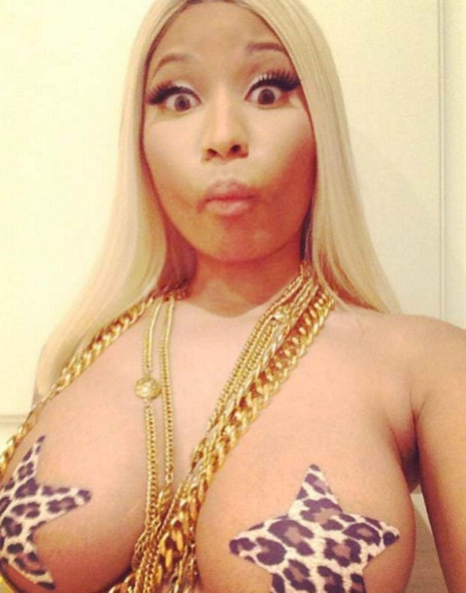 Nicky Minaj exposed breasts