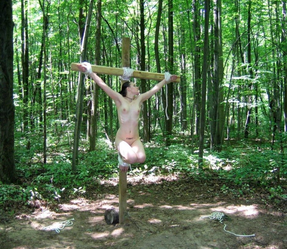 Naked women crucified 3D