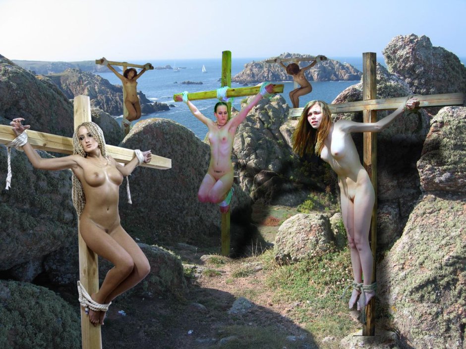 Naked women crucified 3D