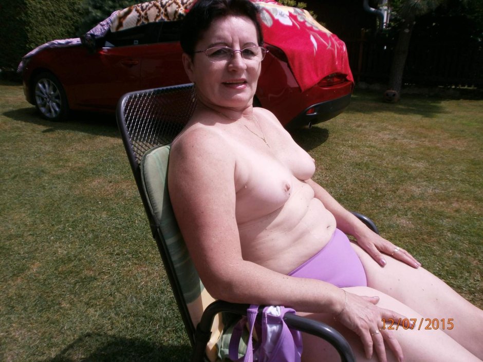 Amateur Mature Saggy Tits Bra in shorts