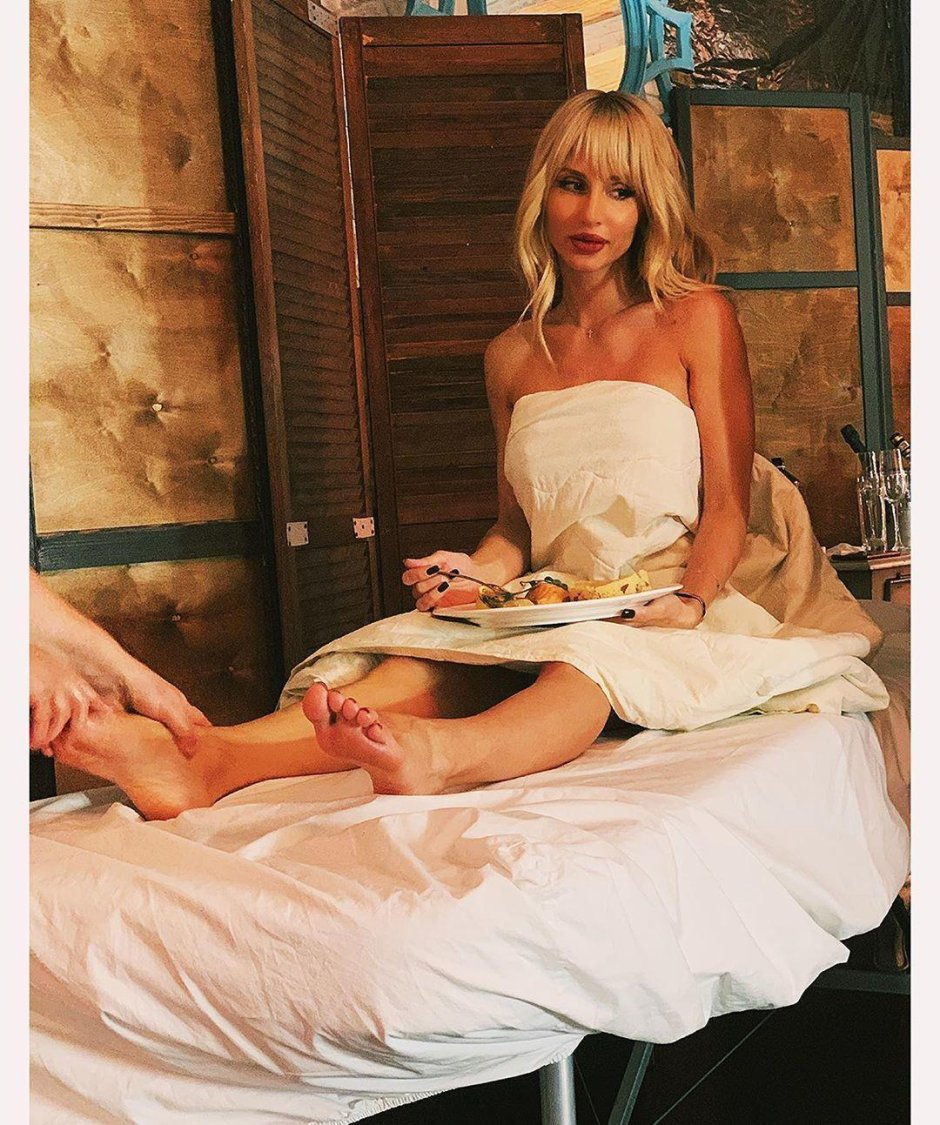 Svetlana Loboda legs