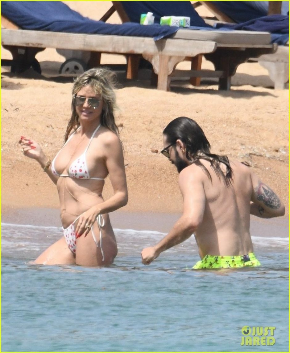 Hidy Klum and Tom Kaulitz on the beach