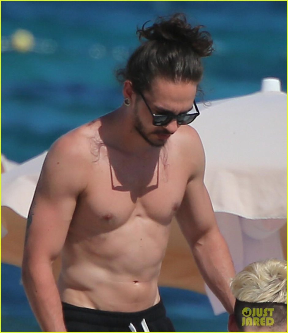 Tom Kaulitz on the beach